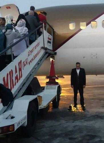 عکس/ نماز خواندن کادر پرواز در کنار هواپیما