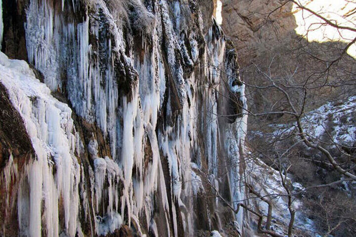 فیلم/ قندیل بستن بزرگترین آبشار چشمه ای ایران