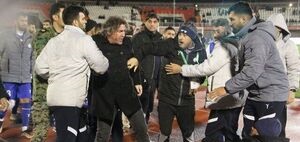 به چه حقی سرمربی استقلال را کتک می زنند!