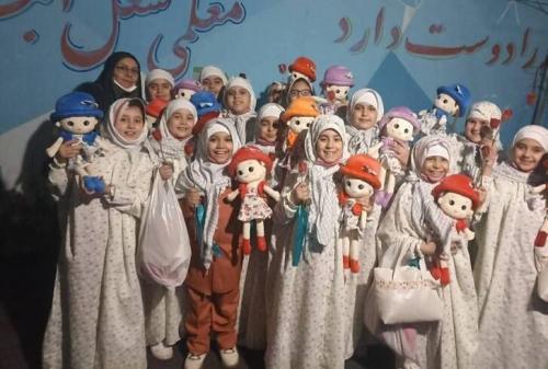 عکس/ هدیه رهبرانقلاب به دانش‌آموزان دختر