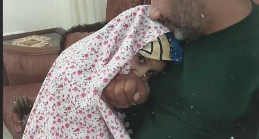روز پدر و بوسیدن دست پدر 