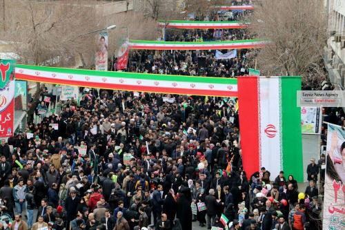راهپیمایی ۲۲ بهمن در تهران و سراسر کشور آغاز شد/دهه هشتادی‌ها و نودی‌ها چراغ پرفروغ انقلاب را نورانی‌تر کردند + فیلم و تصاویر