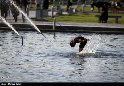 عکس/ آب بازی در میدان امام خمینی(ره) اصفهان 