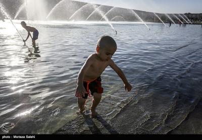 عکس/ آب بازی در میدان امام خمینی(ره) اصفهان 