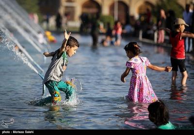 عکس/ آب بازی در میدان امام خمینی(ره) اصفهان 
