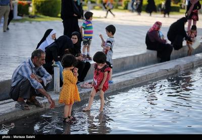 عکس/ آب بازی در میدان امام خمینی(ره) اصفهان 
