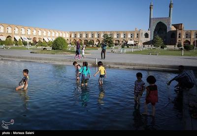 عکس/ آب بازی در میدان امام خمینی(ره) اصفهان 