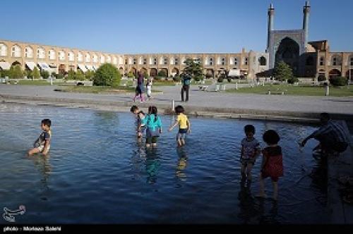 عکس/ آب بازی در میدان امام خمینی(ره) اصفهان 