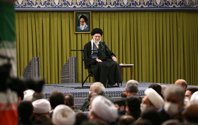 رهبر انقلاب: به ضعف‌ها با نگاه انقلابی نگریسته شود