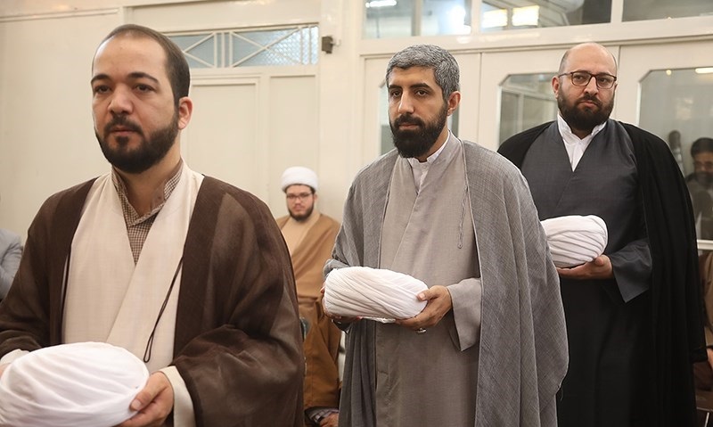 عکس/ صف عمامه گذاری