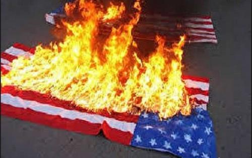 این کشور اروپایی نیز پرچم آمریکا را آتش زد