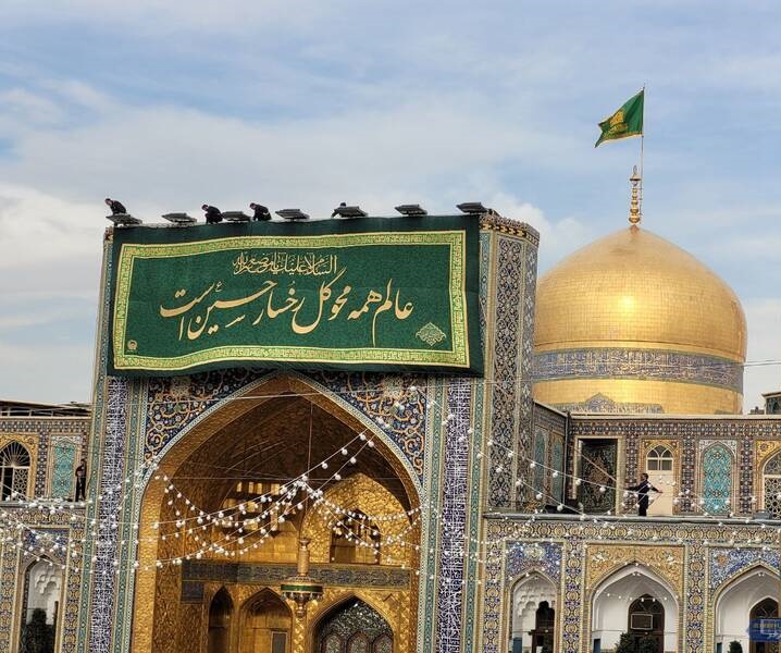 نصب کتیبه‌های ولادت سرداران کربلا در حرم امام رضا(ع)