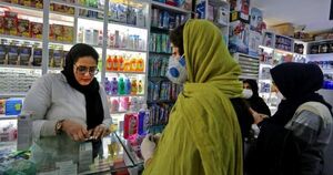  کارکنان داروخانه‌ها موظف به پوشیدن مقنعه شدند