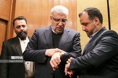 عکس/ ساعت اوجی و خاندوزی هماهنگ شد
