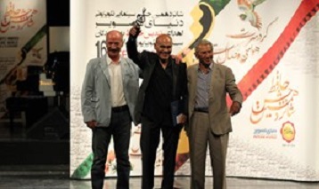 واکنش جمشید هاشم‌پور به بوسیدن دستش/فیلم