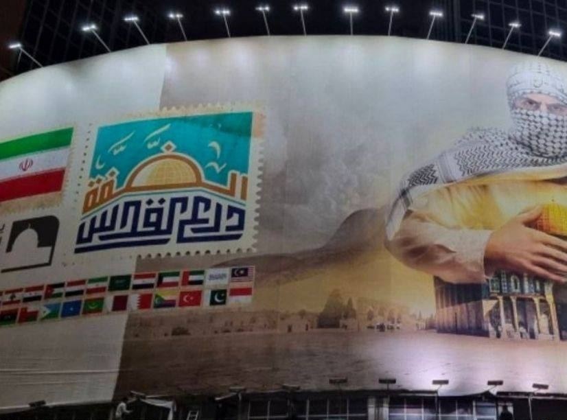  پرچم طالبان روی دیوارنگاره میدان ولیعصر
