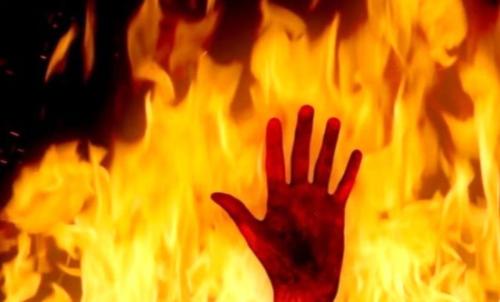  مردی برای حل مکعب روبیک خود را به آتش کشید!