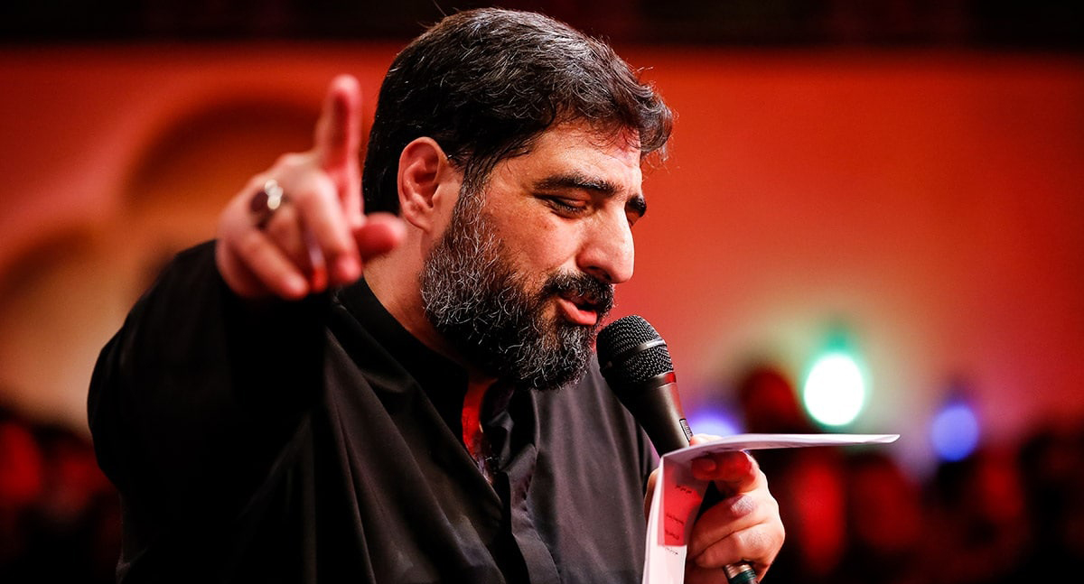 میباره بارون روی سر مجنون توی خیابون رویایی/میلرزه پاهاش بارونیه چشماش
