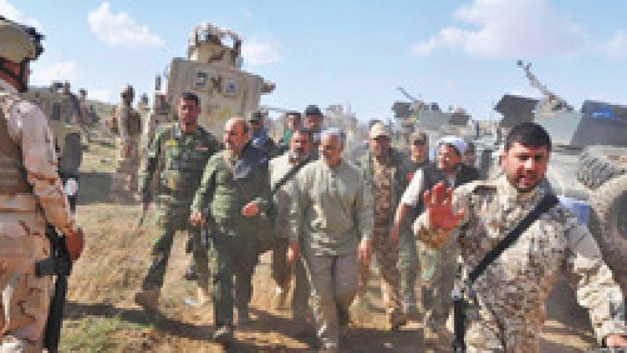 بوسه زدن حاج قاسم بردست یک مدافع حرم 