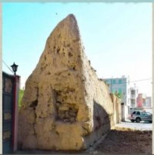 دیوار ویرانه خطرآفرینی در گلپایگان که اثر تاریخی هخامنشی جا زده شد!!!!