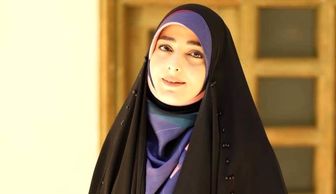 ستاره سادات قطبی در کنار 4 فرزندش