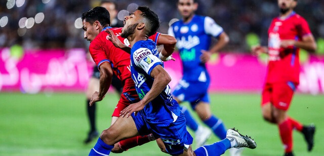 خط حمله استقلال در برابر دیوار پرسپولیس