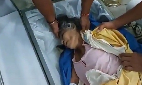  (ویدئو) زنده شدن یک پیرزن در مراسم تشییع جنازه‌اش!