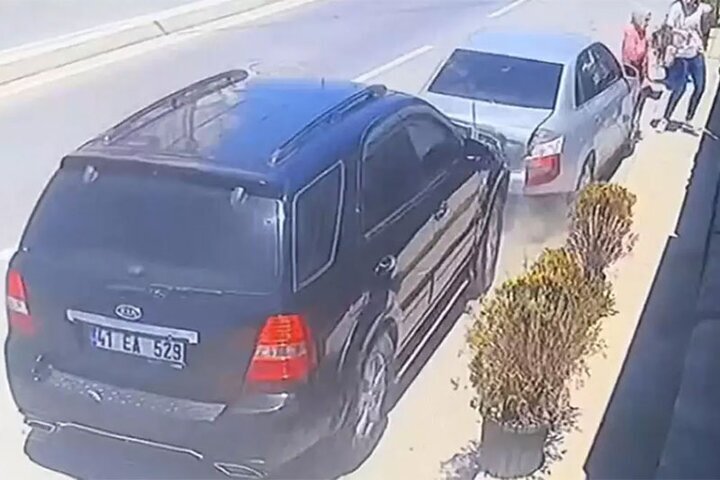 برخورد یک خودروی شاسی بلند به زن پیاده