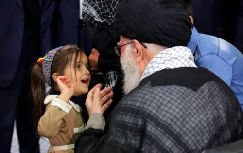 دختری که از رهبرانقلاب کلاه صورتی گرفت