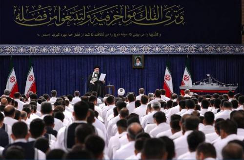 عکس/ آیه نصب شده در دیدار رهبر انقلاب با کارکنان ناوگروه ۸۶ ارتش