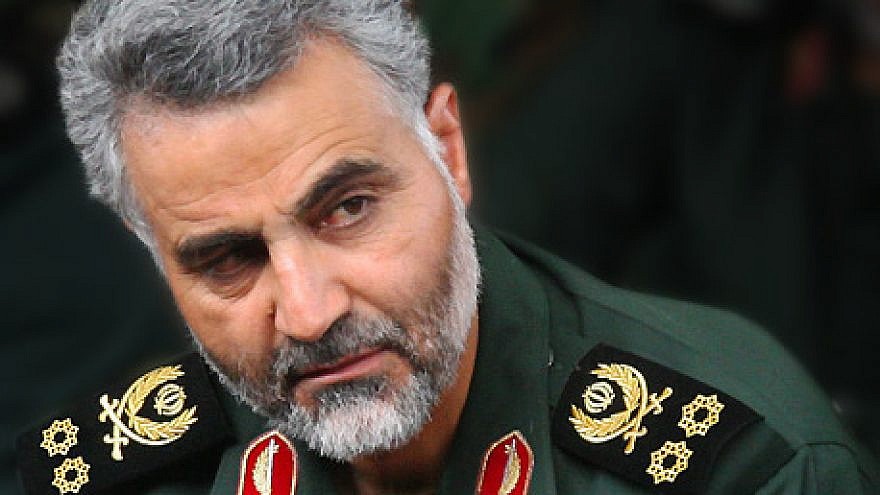 فیلم/ لحظاتی از حضور شهید سلیمانی در بین خبرنگاران