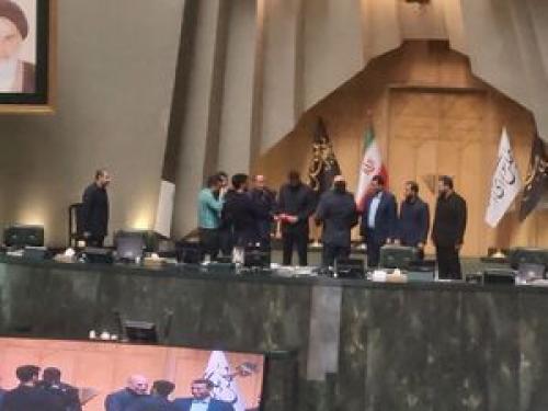 تقدیر از قهرمان حادثه شاهچراغ در مجلس