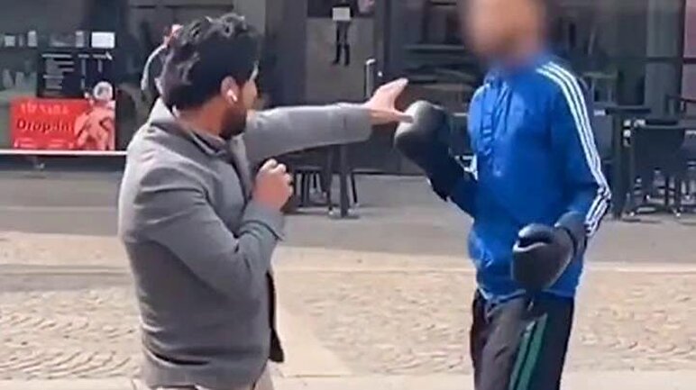 کتک خوردن فرد هتاک به قرآن از دست یک بوکسور