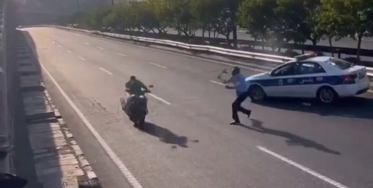  واکنش پلیس به پرتاب باتوم به یک موتورسوار 