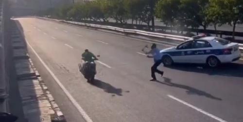  واکنش پلیس به پرتاب باتوم به یک موتورسوار 