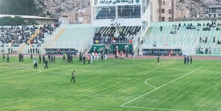  نیمه تمام ماندن بازی خیبر و داماش به دلیل حمله به داور /فیلم
