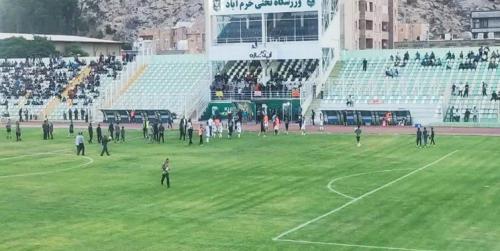 نیمه تمام ماندن بازی خیبر و داماش به دلیل حمله به داور /فیلم