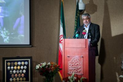 عکس/ مدال آوران بسیجی در المپیاد علمی کشوری و جهانی مدال را به مقام معظم رهبری اهدا کردند