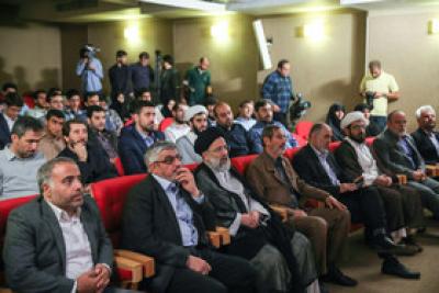 عکس/ مدال آوران بسیجی در المپیاد علمی کشوری و جهانی مدال را به مقام معظم رهبری اهدا کردند
