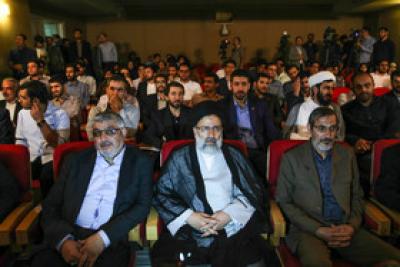 عکس/ مدال آوران بسیجی در المپیاد علمی کشوری و جهانی مدال را به مقام معظم رهبری اهدا کردند