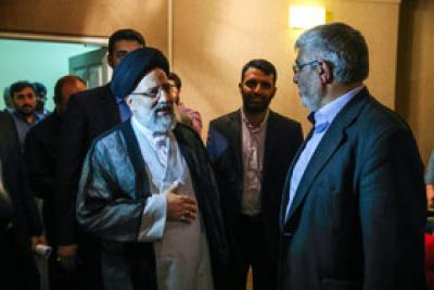 عکس/ مدال آوران بسیجی در المپیاد علمی کشوری و جهانی مدال را به مقام معظم رهبری اهدا کردند