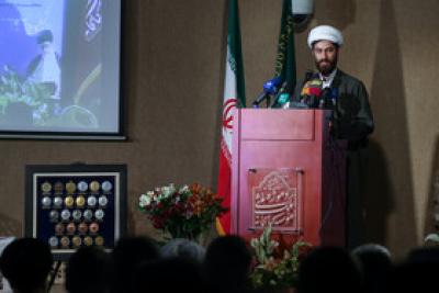 عکس/ مدال آوران بسیجی در المپیاد علمی کشوری و جهانی مدال را به مقام معظم رهبری اهدا کردند