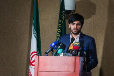 عکس/ مدال آوران بسیجی در المپیاد علمی کشوری و جهانی مدال را به مقام معظم رهبری اهدا کردند