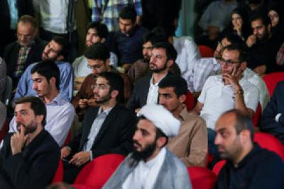 عکس/ مدال آوران بسیجی در المپیاد علمی کشوری و جهانی مدال را به مقام معظم رهبری اهدا کردند