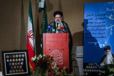 عکس/ مدال آوران بسیجی در المپیاد علمی کشوری و جهانی مدال را به مقام معظم رهبری اهدا کردند