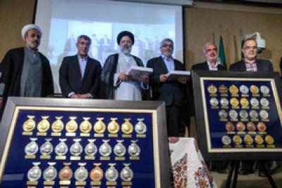عکس/ مدال آوران بسیجی در المپیاد علمی کشوری و جهانی مدال را به مقام معظم رهبری اهدا کردند