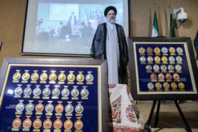 عکس/ مدال آوران بسیجی در المپیاد علمی کشوری و جهانی مدال را به مقام معظم رهبری اهدا کردند