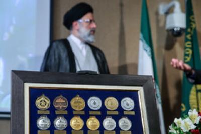 عکس/ مدال آوران بسیجی در المپیاد علمی کشوری و جهانی مدال را به مقام معظم رهبری اهدا کردند