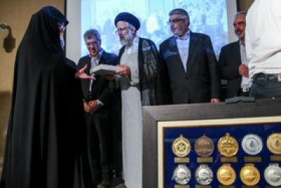 عکس/ مدال آوران بسیجی در المپیاد علمی کشوری و جهانی مدال را به مقام معظم رهبری اهدا کردند