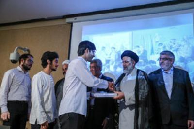 عکس/ مدال آوران بسیجی در المپیاد علمی کشوری و جهانی مدال را به مقام معظم رهبری اهدا کردند